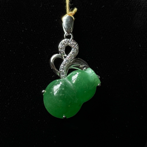 Green Gourd-Style Cabochon Pendant with Ornate Crystal Bale